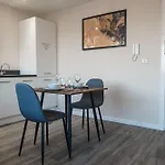 Modern Manchester Apartment, Free Parking For Two, Smart Tvs, Central Location