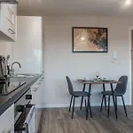 Modern Manchester Apartment, Free Parking For Two, Smart Tvs, Central Location