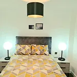 Exquisite Cosy 2-Bed Apartment In Salford