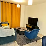 Exquisite Cosy 2-Bed Apartment In Salford