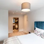 Modern 2 Bedroom City Centre Apartment W Balcony
