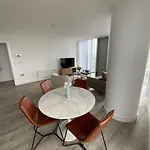 Modern 2 Bed Corner Apartment With Gym & Spa