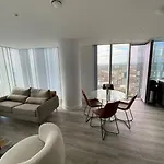 Modern 2 Bed Corner Apartment With Gym & Spa