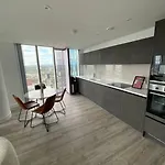Modern 2 Bed Corner Apartment With Gym & Spa