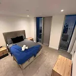 Modern 2 Bed Corner Apartment With Gym & Spa