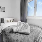 Manchester City Centre House, Perfect For Long Stays! Parking, Wifi, Outdoor Space