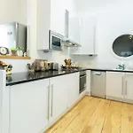 City Centre Rooms In Apartment