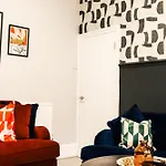 Beautiful Large House Free Parking 10 Mins To City Centre Near Ao Arena Ideal For Groups Long Stay Rates