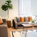 Riverside Lodge - Peaceful City Escape