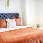 Riverside Lodge - Peaceful City Escape