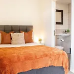 Riverside Lodge - Peaceful City Escape