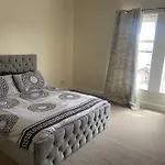 Stylish 1-Bed Apt - Sleeps 4 - Parking - Wifi