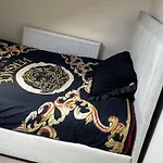 Stylish 1-Bed Apt - Sleeps 4 - Parking - Wifi