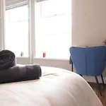 2-Bedroom, Free Parking, High Speed Wi-Fi, Swinton Manchester