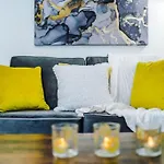 Cosy & Bright 2 Bedroom House