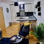 The Stylish Apartment With Free Parking