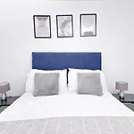 Cosy 2 Bed 2 Bath Apartment With Balcony In Salford