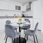 Cosy 2 Bed 2 Bath Apartment With Balcony In Salford