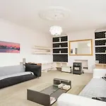 Bright 4 Beds Apartment