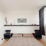 Bright 4 Beds Apartment