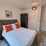 Stunning 4-Bedroom Townhouse With Free Parking