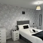 Stunning 2Bd With River View 5Min To City Centre