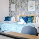 New! Modern 2-Bed House In Manchester By 53 Degrees Property, Ideal For Business & Contractors - Sleeps 7!