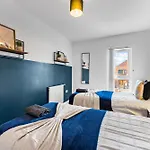 Sleek And Stylish 3 Bed In Manchester - Parking