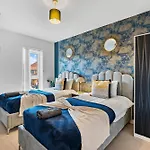 Sleek And Stylish 3 Bed In Manchester - Parking