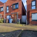 Sleek And Stylish 3 Bed In Manchester - Parking