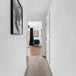 Sleek And Stylish 3 Bed In Manchester - Parking