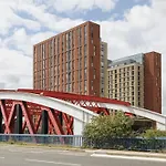 Manchester Terrace Retreat-Cinema & Free Parking