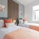 Modern Salford 3 Bedroom House, 3 Bathroom, Easy Manchester Access, Ideal For Contractors & Long Stays - Nordstay