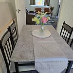 Laurel Three Bed House With Free Parking