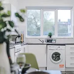 New! Spacious House In Manchester By 53 Degrees Property, Ideal For Long Term Stays & Business!
