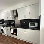 Failsworth Luxury Apartment 3 With Free Parking
