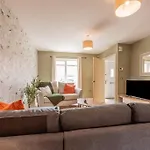 Modern House 2 Bedroom 5 Beds