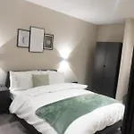 Modern Two Bedroom With Balcony In Manchester City