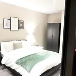 Modern Two Bedroom With Balcony In Manchester City
