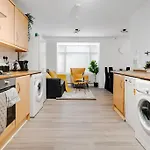 3-Story With Driveway - Heaton Park - Sleeps 9