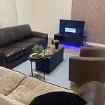 Stylish Large 3 Bedroom Apartment In Manchester