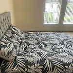 Stylish Large 3 Bedroom Apartment In Manchester
