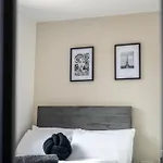 Morden En-Suite Room - Close Manchester City Cente & Etihad Stadium