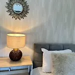 Three Bedroom Home Manchester, Sleeps 8!