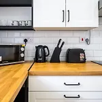 Modern 3 Bed Home, Near Etihad Stadium