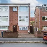 3-Story With Driveway - Heaton Park - Sleeps 9