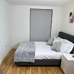 Luxury 2-Bed High-Rise In Manchester With Parking