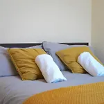 Peaceful Cosy 2 Bed House In Manchester