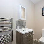 Cosy One-Bedroom Apartment - Salford, Perfect For Professionals & Couples By Av Hughes Properties