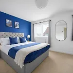 Modern 2 Bed Home With Driveway Near Coop Live & Etihad Stadium , Sleeps 5 , Self Checkin And Free Parking
